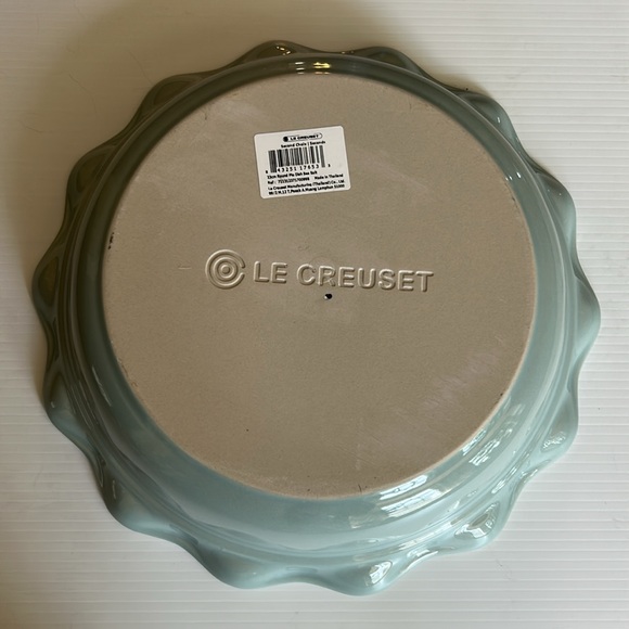 NWT Le Creuset Sea Salt 23 cm / 9” round fluted edge pie dish - Picture 3 of 5